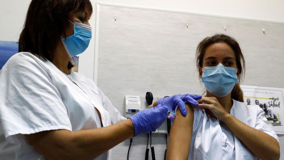 Una mujer se vacuna contra la gripe en un centro de salud. EFE/Ballesteros