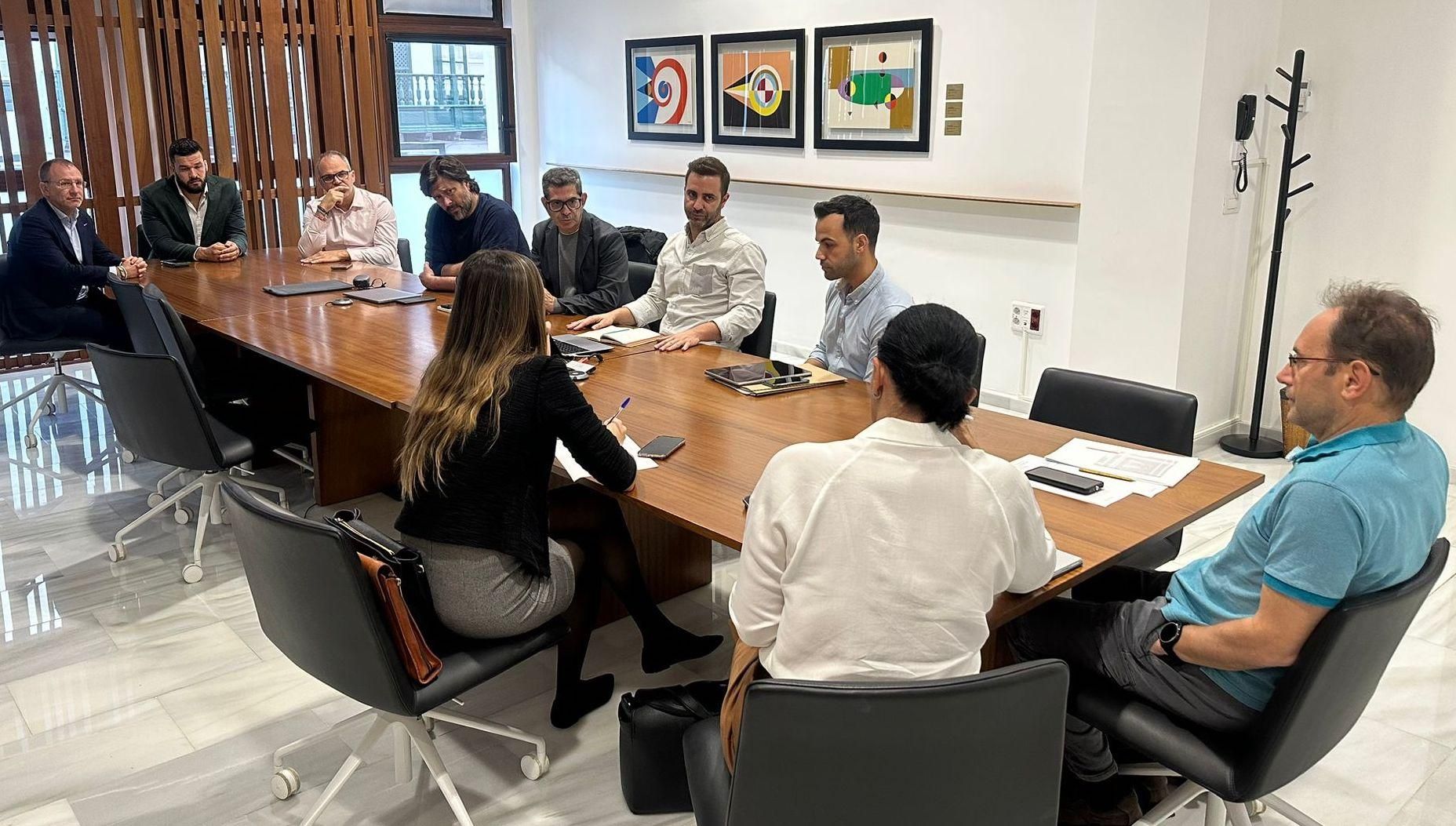 Reunión de los responsables del Cabildo con la productora.