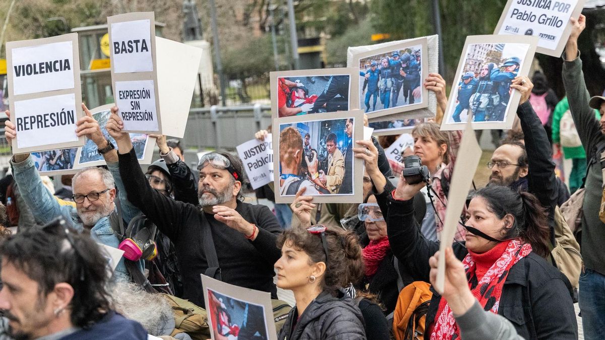 Trabajadores de prensa marcharon en silencio con sus cámaras y fotografías en mano.