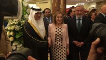 La ministra de Fomento, Ana Pastor, posa junto al embajador de Arabia Saudí en España. / MPB