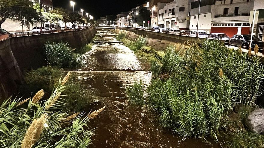 Un barranco en Santa Cruz de Tenerife, desaguando las lluvias de la borrasca Therese.