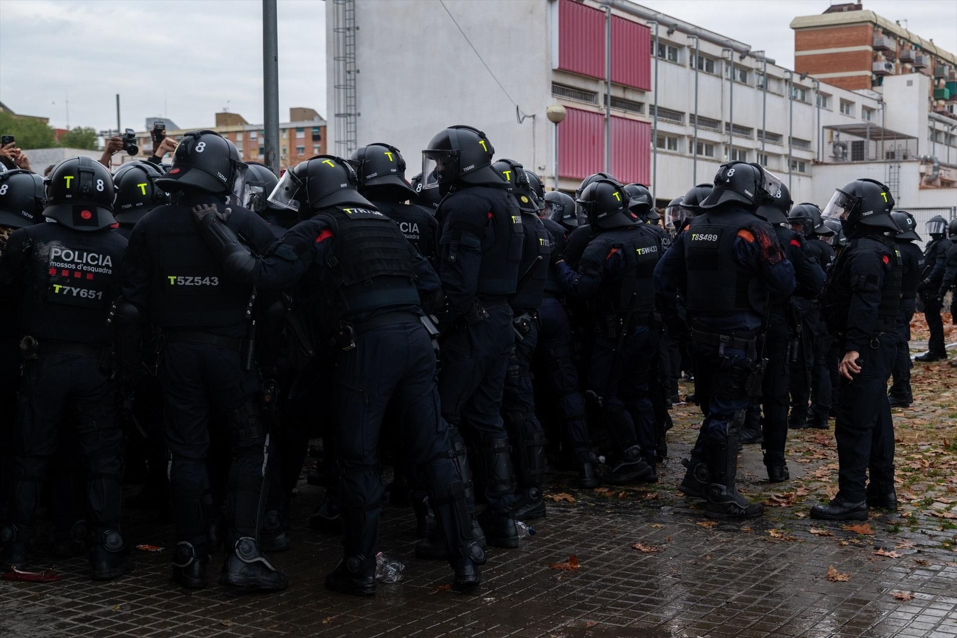 Las imágenes del desalojo de 400 personas en Badalona