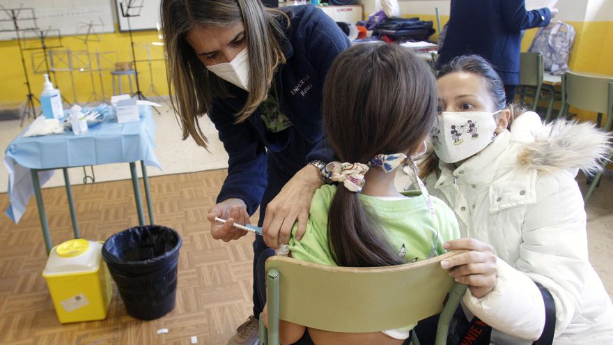 Proceso de vacunación contra la COVID-19 en el CEIP Eusebio Sempere de Alicante.