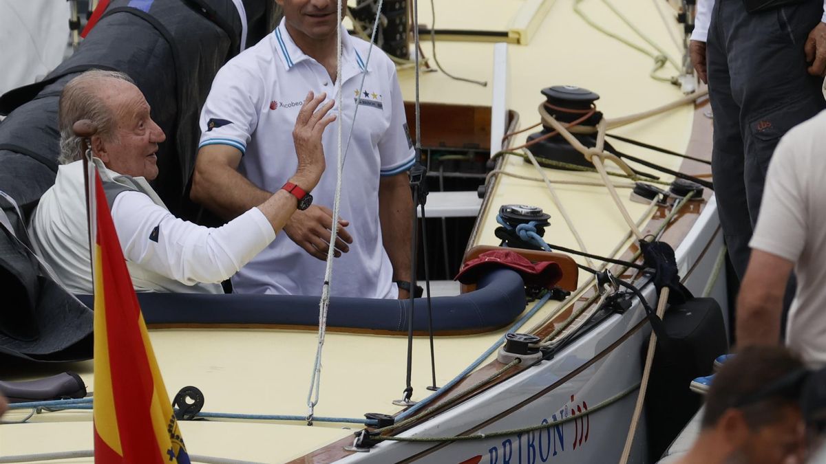 l rey emérito Juan Carlos I (i) a bordo del "Bribón" para competir en el trofeo InterRías de la clase 6m, este sábado en el Real Club Náutico de Sanxenxo (RCNS). La salida de la segunda jornada de regatas del Trofeo Viajes InterRías, en el que participa el rey emérito con su barco "Bribon 500", ha quedado aplazada este sábado de manera indefinida como consecuencia de las condiciones meteorológicas, ha informado el Real Club Náutico de Sanxenxo.