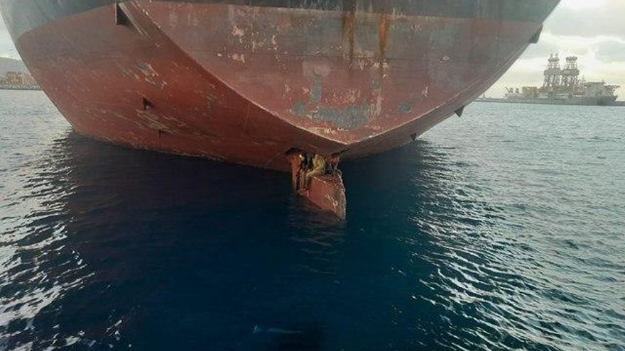 Salvamento Marítimo rescata a tres hombres tras viajar once días de Nigeria a Gran Canaria en el timón de un petrolero