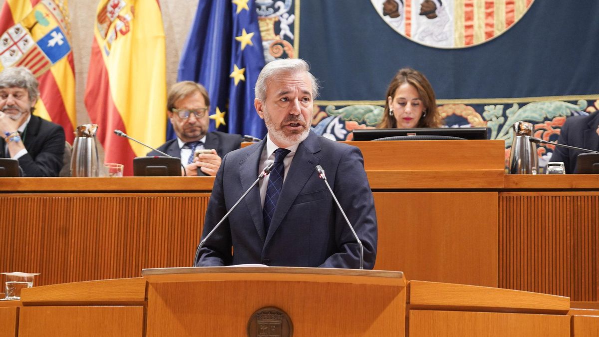 El candidato, Jorge Azcón, en una de sus respuestas a Pilar Alegría en las Cortes de Aragón.