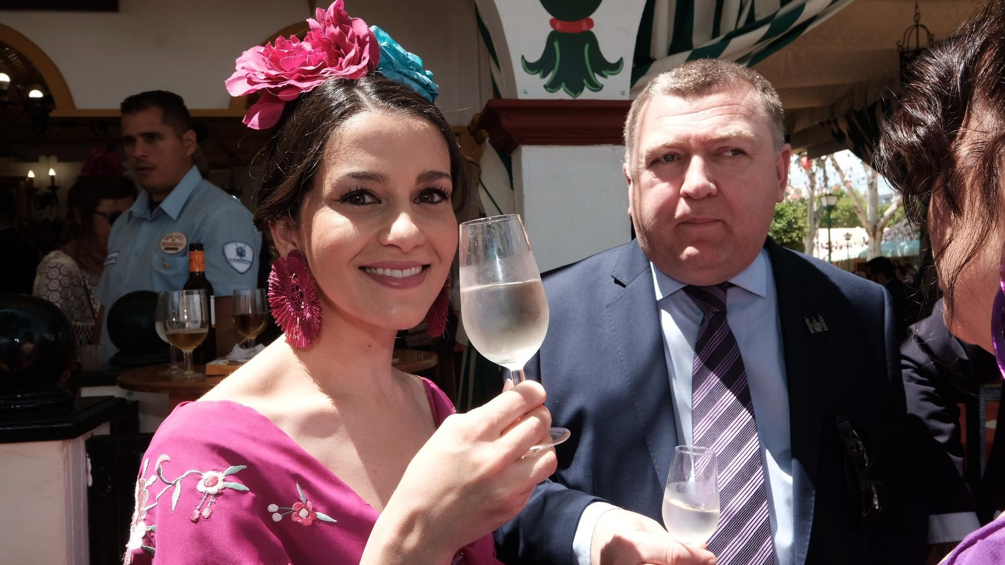 Inés Arrimadas en la puerta de una caseta