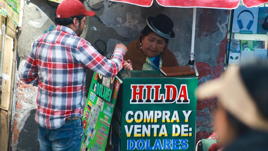 La falta de dólares asfixia a la economía de Bolivia, advierten expertos y empresarios