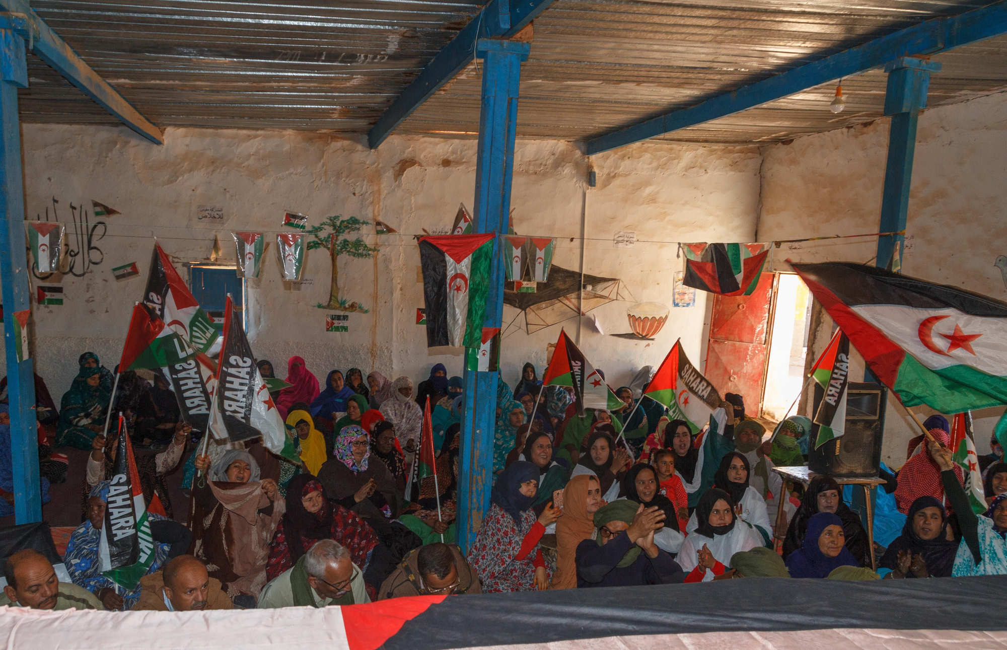 Asamblea de mujeres en los campamentos saharauis.