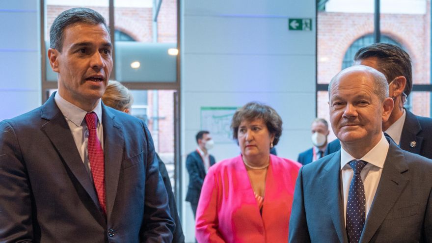 German Minister of Finance Olaf Scholz (R) and Spanish Prime Minister Pedro Sanchez arrive to attend the European Socialist Party (PES) conference.