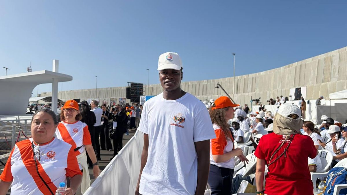 Ousseynou Fall, migrante, esperando al Papa en Arguineguín.