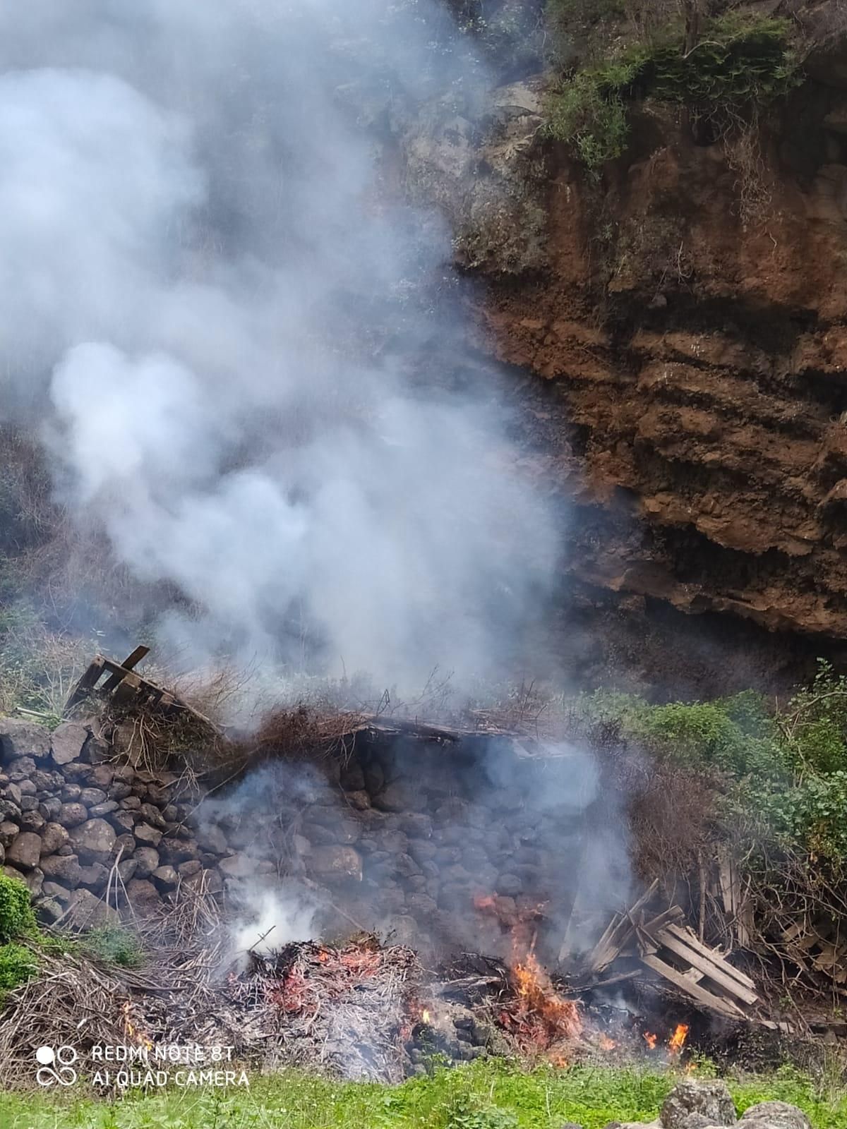 Foco del fuego en el barranco.