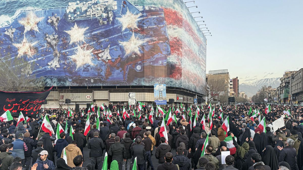 Una multitud se reúne en la plaza Enghelab tras el anuncio de la televisión estatal de que el ayatolá Alí Jamenei ha muerto en el ataque.
