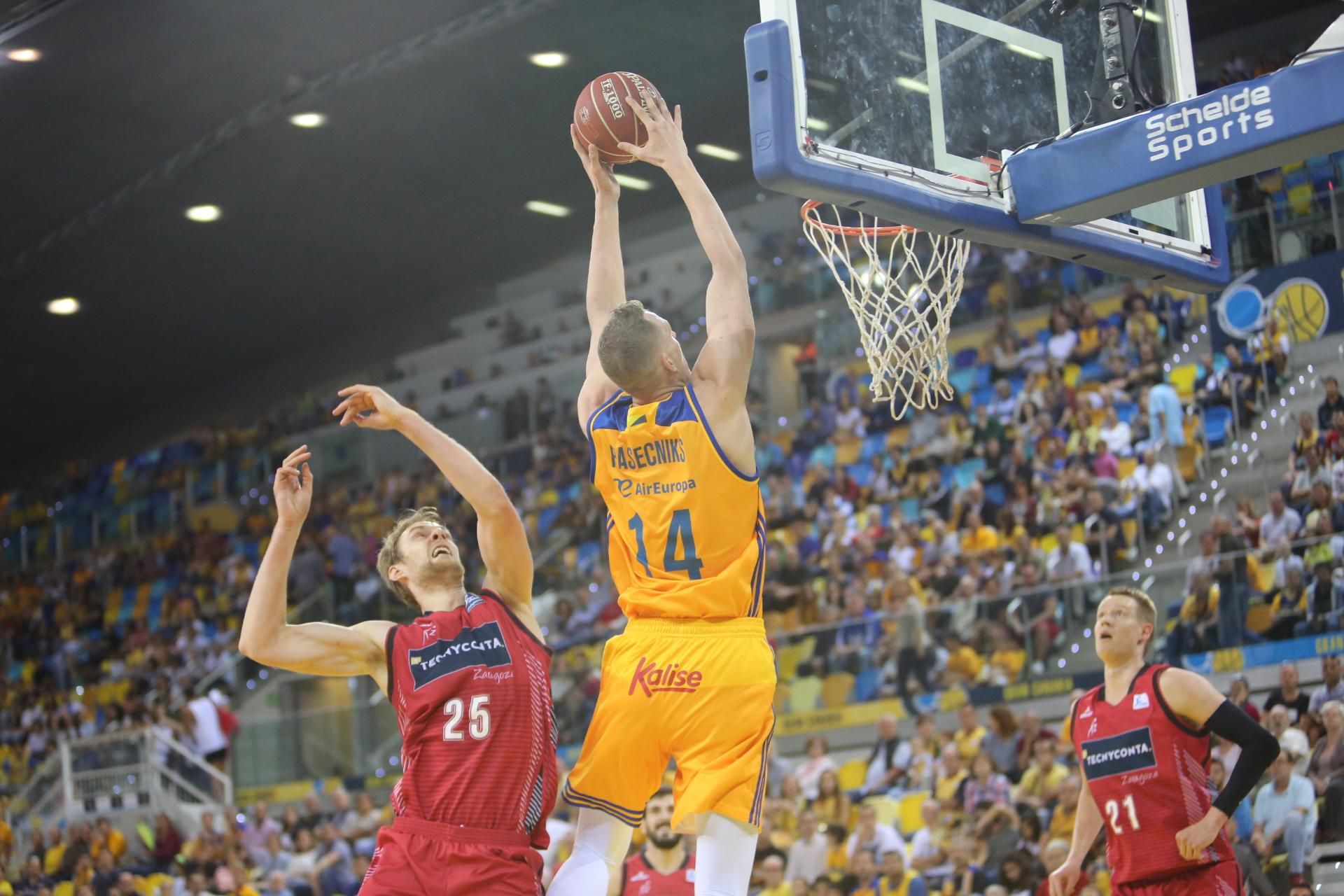 Imágenes del encuentro entre el Herbalife Gran Canaria y el Tecnyconta Zaragoza. Alejandro Ramos.
