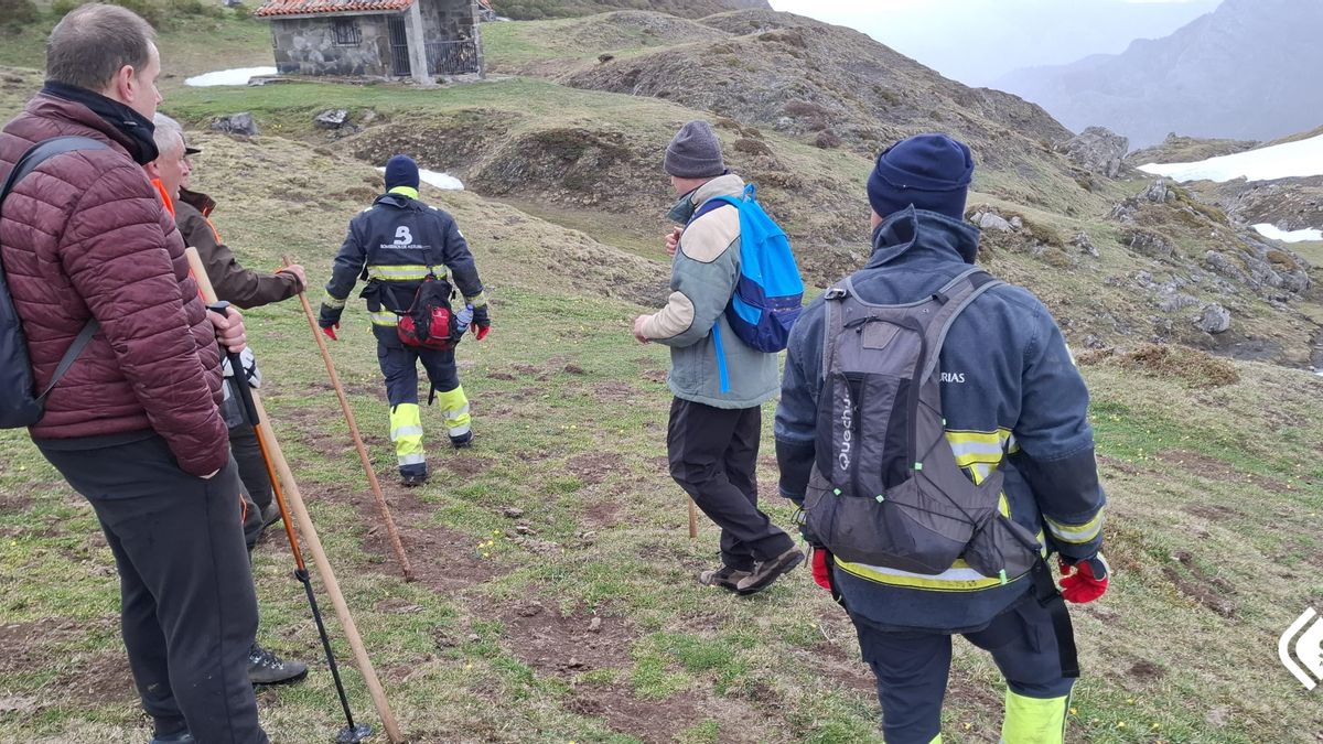 Labores de búsqueda de Ramón González, desaparecido en la ruta de Wamba, que une la carretera de San Isidro, en León, con el lago Ubales, en el concejo asturiano de Caso.