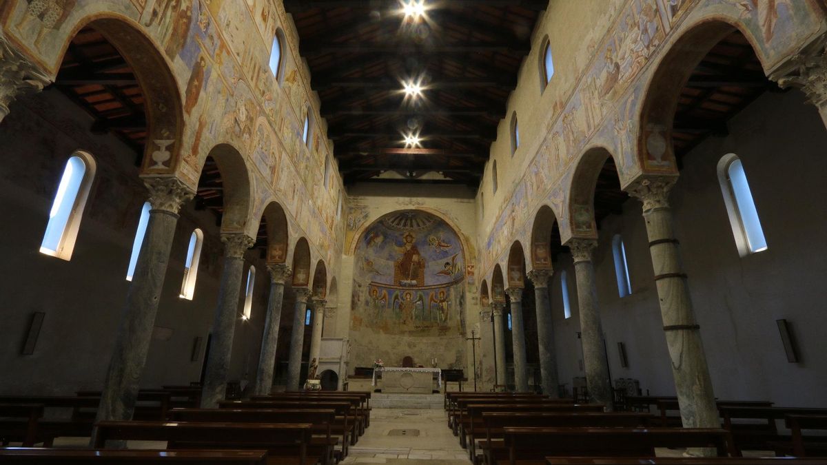 Pinturas románicas de Santo Angelo in Formis. Este es el conjunto pictórico medieval más importante del sur de Italia.