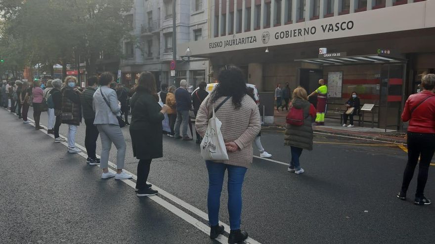 Trabajadoras de comedores escolares frente al Gobierno vasco