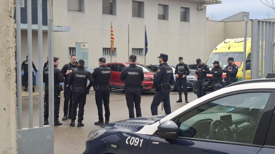 Una veintena de internos del centro de menores de Juslibol se atrincheran tras agredir a un vigilante