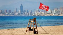 Playa de Benidorm con la bandera roja por el coronavirus.