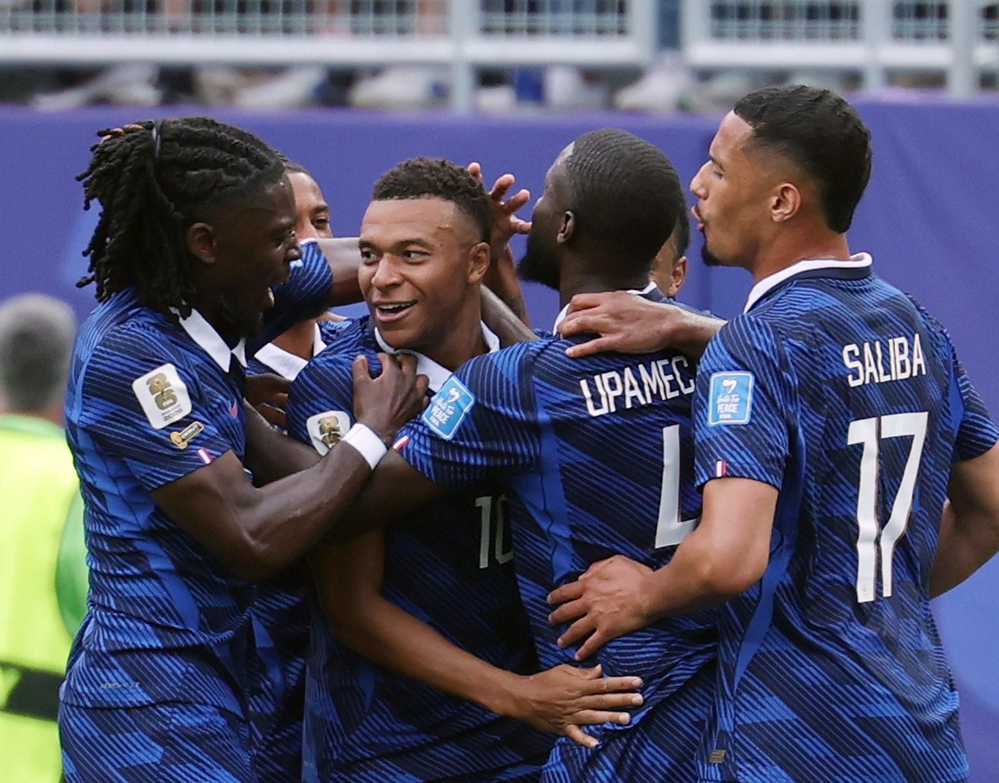 Mbappé (C) de Francia celebra con sus compañeros tras marcar durante el partido de la fase de grupos del Mundial 2026 entre Francia e Irak