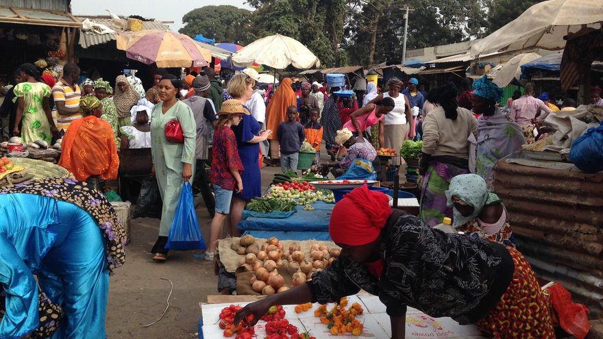 Mercado callejero en Serekunda. Uno de los puntos fuertes de Gambia son sus animados mercados.