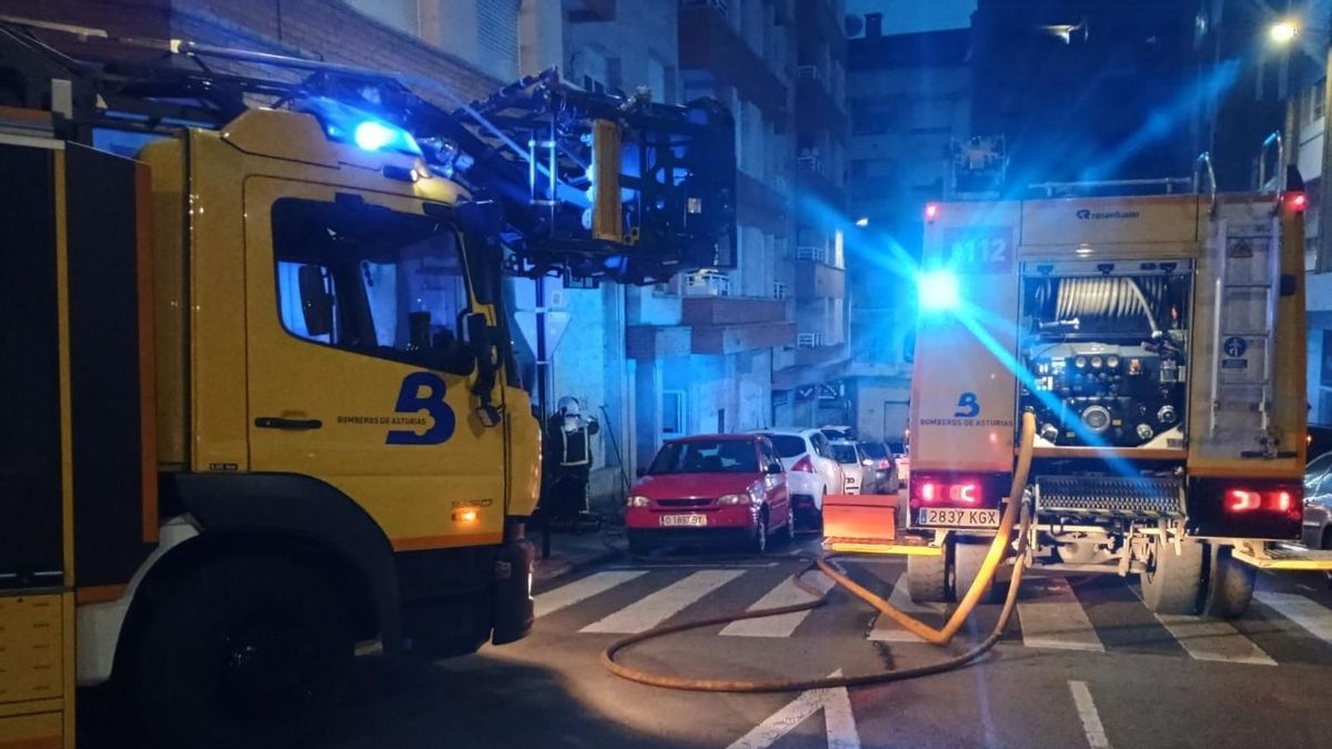 Momento de la intervención de los bomberos en Pola de Siero.