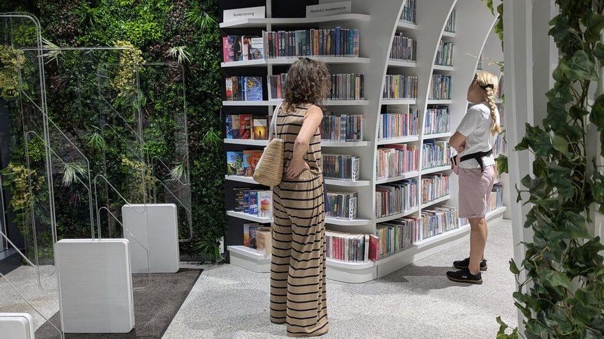 Varsovia abre una biblioteca en el metro para que los viajeros dejen de lado el móvil