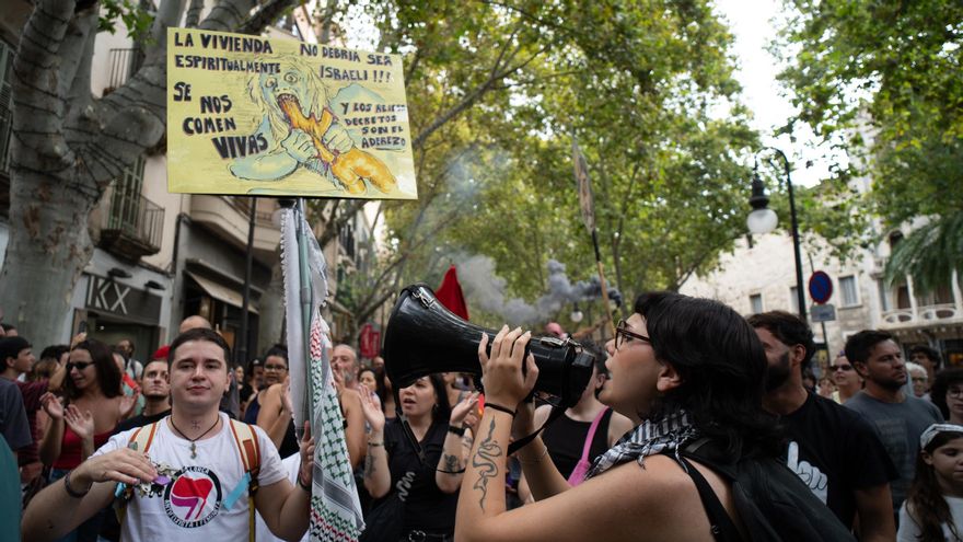 Unas 10.000 personas, según los organizadores, han recorrido las calles de la capital.