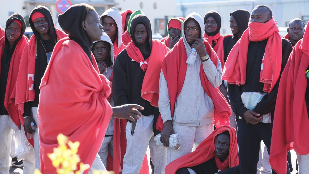 FOTO ARCHIVO. Un grupo de migrantes en la isla de El Hierro (Canarias, España). EFE/Alberto Valdés