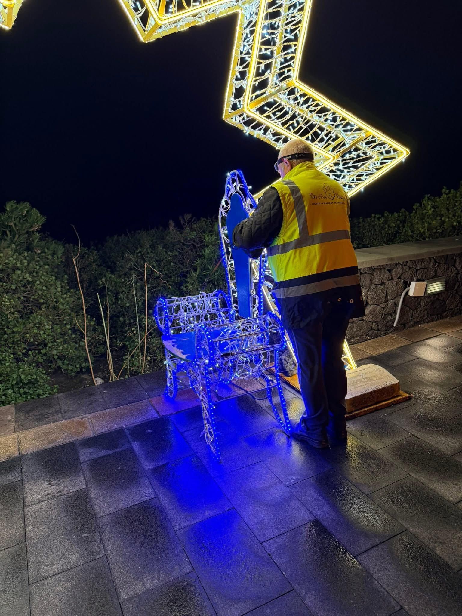 El viento ha afectado al alumbrado navideño de Breña Baja.