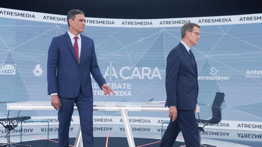 El presidente del Gobierno y candidato  del PSOE a la reelección, Pedro Sánchez (i), y el candidato del PP a la presidencia, Alberto Núñez Feijóo (d), antes del programa 'Cara a Cara. El Debate', en Atresmedia