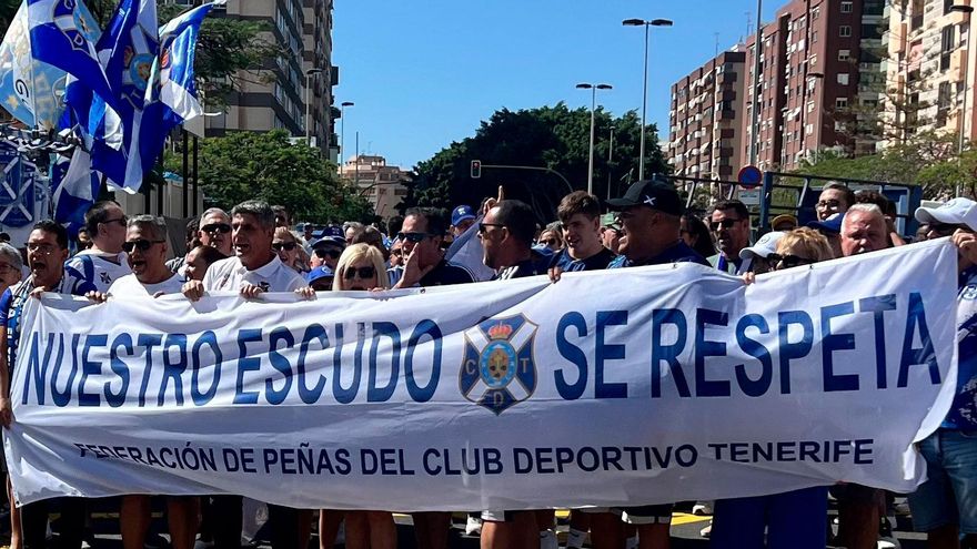 Miles de aficionados del Tenerife se manifiestan contra su máximo accionista