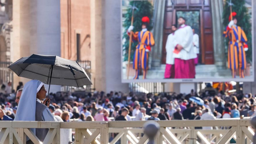 Fieles y curiosos empiezan a llegar al Vaticano a la espera de la primera fumata