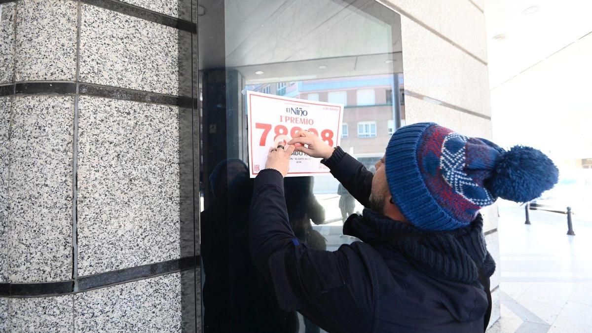 La Administración de Lotería 19 de León, ubicada en El Corte Inglés, despacha el Gordo primer premio del Sorteo Extraordinario de la Lotería del Niño