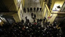 Personas concentradas tras el fallecimiento de un mantero en Lavapiés