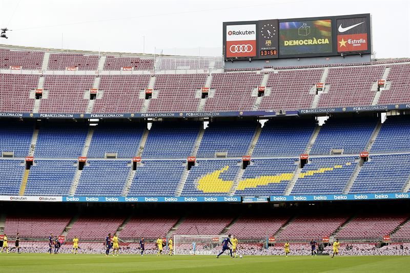 FC Barcelona y UD Las Palmas jugando en un Camp Nou vacío. EFE/Alejandro García.