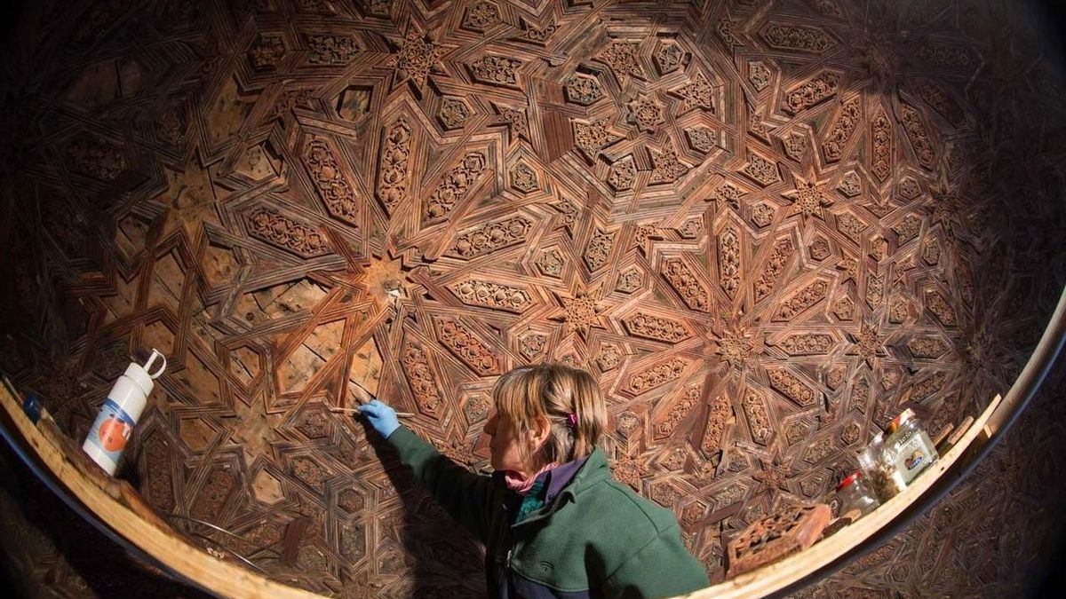 Hallados nuevos dibujos nazaríes ocultos en las maderas del Templete oeste del Patio de los Leones