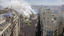Una marea de visitantes invade Valencia para inmortalizar sus fallas