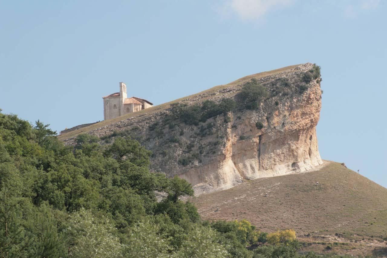 La ermita se encuentra asentada sobre un imponente peñasco llamado Peña Colorada.