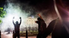 Las protestas contra la violencia policial desafían los toques de queda en EEUU
