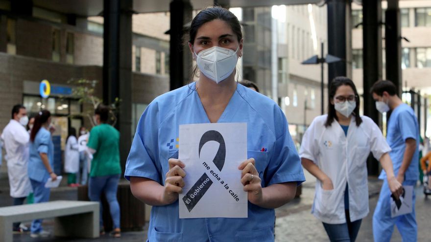 Protesta de médicos temporales en el Doctor Negrín. (ALEJANDRO RAMOS)