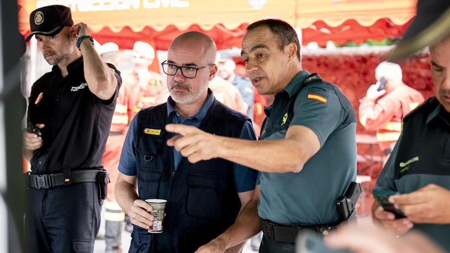 El delegado del Gobierno, Francisco Martín, junto a uno de los mandos de la Guardia Civil en el puesto de mando avanzado de Cenicientos.