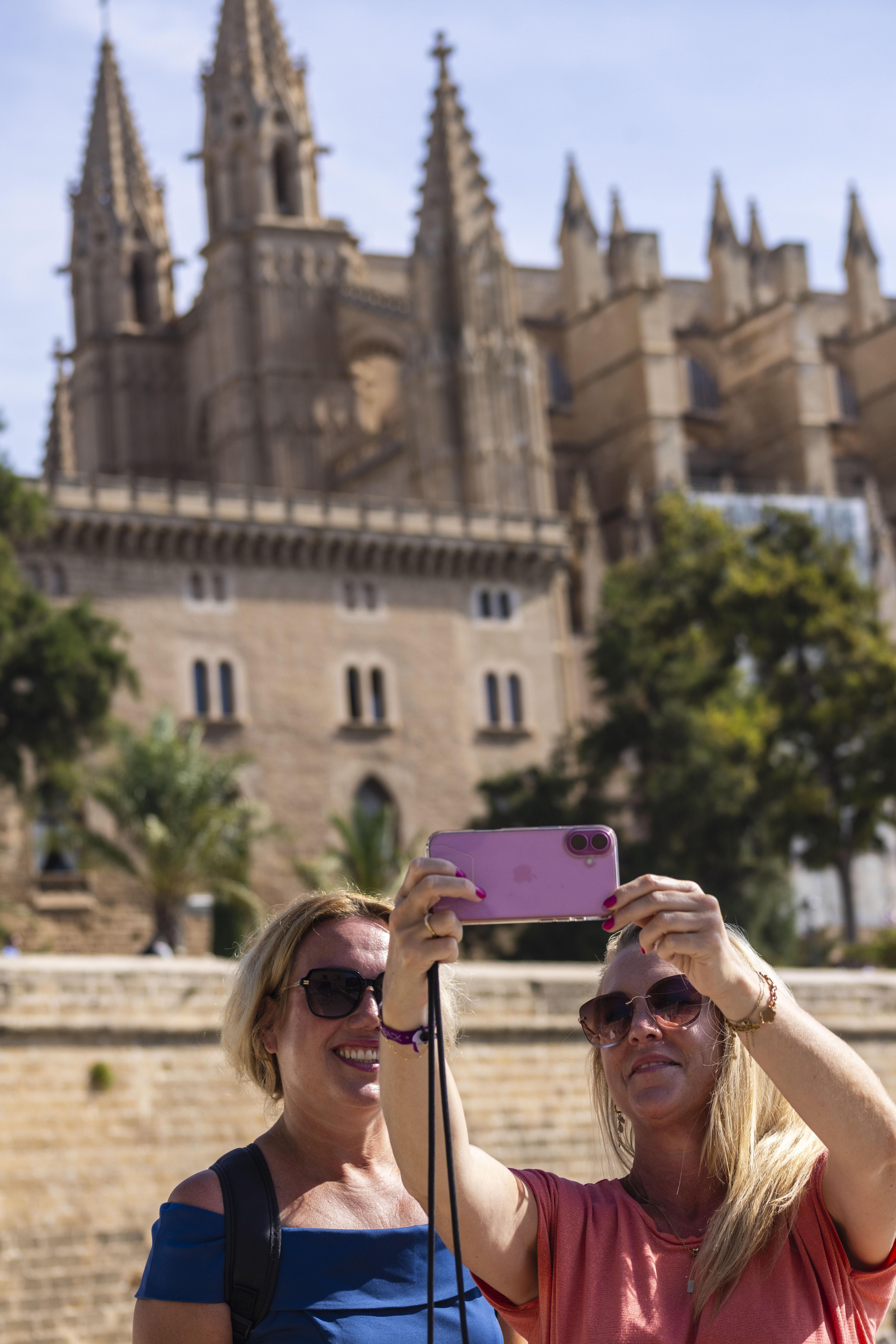 Dos turistas se hacen una fotos en las inmediaciones de La Seu.