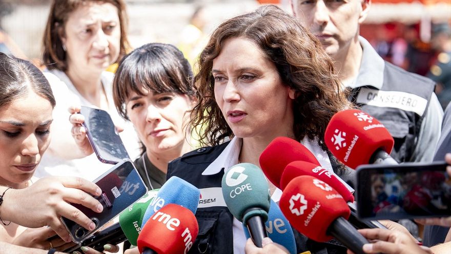 La presidenta de la Comunidad de Madrid, Isabel Díaz, atiende a los medios durante una visita el Puesto de Mando Avanzado (PMA) por el incendio de Almorox, a 23 de julio de 2026, en Cenicientos, Madrid (España). A. Pérez Meca / Europa Press