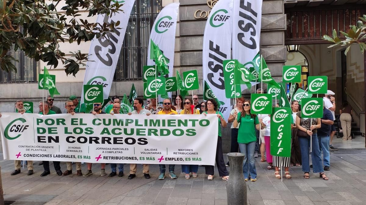 Concentración de CSIF en Correos en la calle Cruz Conde.
