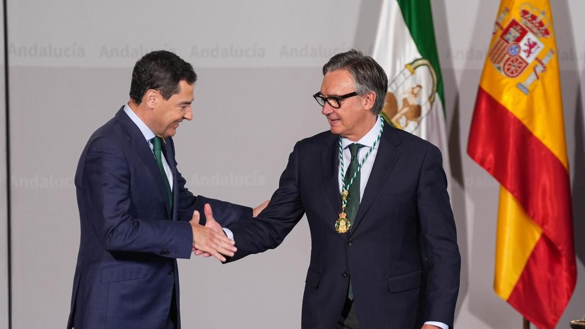 El presidente de la Junta de Andalucía, Juanma Moreno, saluda al vicepresidente segundo y consejero de Turismo, Justicia, Desregulación y Administración local, Manuel Gavira, durante el acto de imposición de medalla a los miembros del nuevo Consejo de Gobierno.