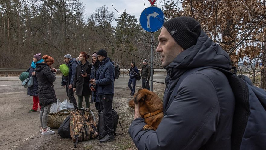 Evacuación de civiles en Irpín.