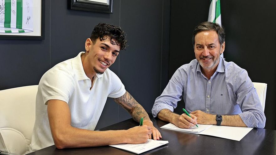 El Córdoba CF mira a su cantera y renueva a Álex López hasta 2027