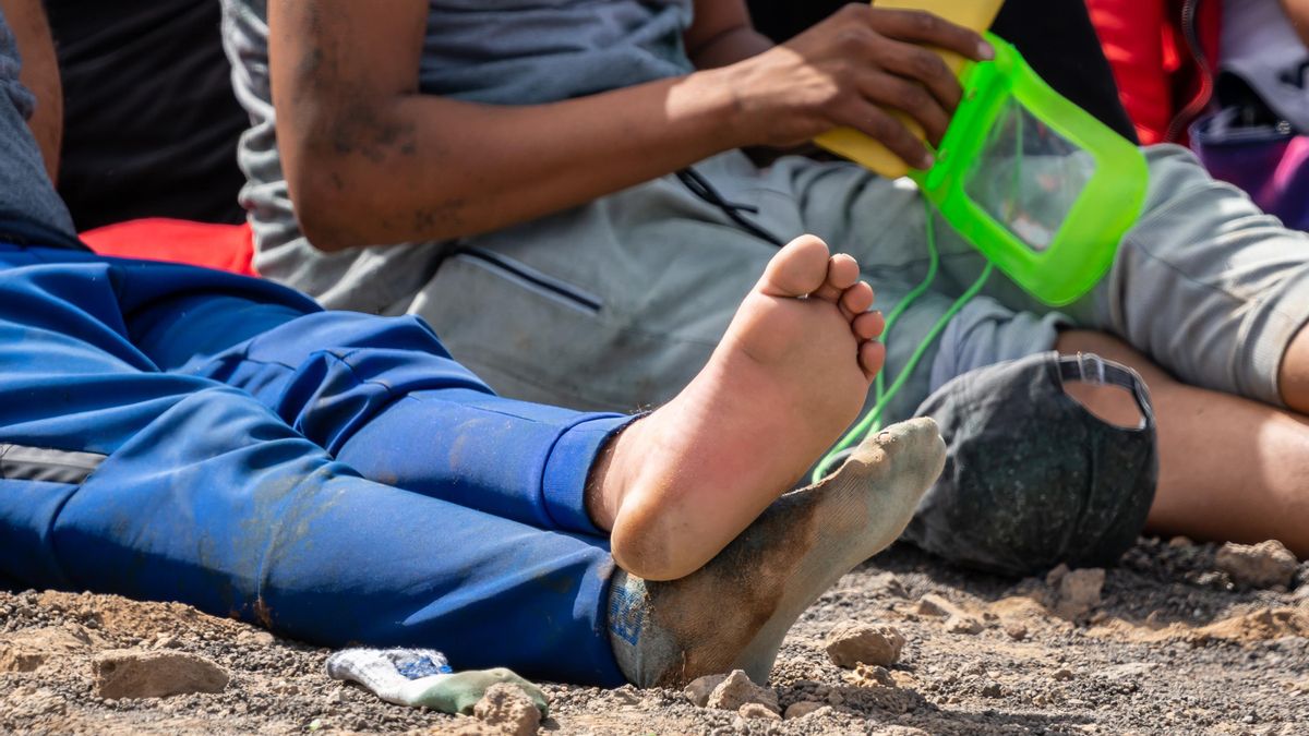 Archivo - Migrantes tras ser rescatados en Lanzarote
