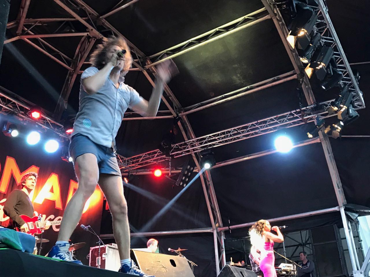 El grupo !!! Chk chk chk sobre el escenario de Womad Cáceres.